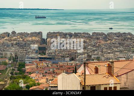 thessaloniki - griechenland - Blick über das Zentrum dieser Stadt an der ägäis zu Kosten des thermischen Golfes bei Tageslicht aus einem hohen Winkel Stockfoto