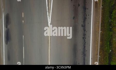Ansicht von oben nach unten auf leere Straße und Überführungsbrücke. Clip Stockfoto