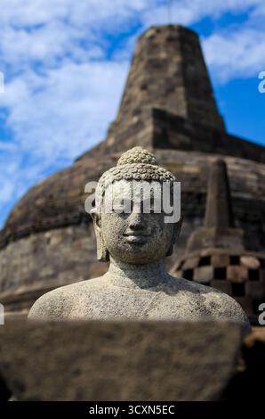 Antike buddhistische Stupas im Borobudur-Denkmal Stockfoto