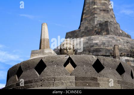 Antike buddhistische Stupas im Borobudur-Denkmal Stockfoto