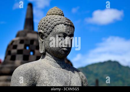 Antike buddhistische Stupas im Borobudur-Denkmal Stockfoto