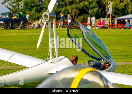 Ein Motorsegler parkte am Rande des Flugplatzes mit offenem Vordach während einer Flugschau in Rossfeld in Metzingen-Glems, Baden-Württemberg. Stockfoto