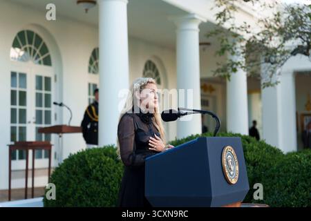 Erika Kirk hält am 14. Oktober 2025 auf dem Podium im Rosengarten des Weißen Hauses emotionale Bemerkungen zu Ehren ihres verstorbenen Ehemanns Charlie Kirk mit der Presidential Medal of Freedom. Bild mit freundlicher Genehmigung des Weißen Hauses. Stockfoto