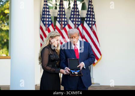 Präsident Donald J. Trump überreicht posthum die Presidential Medal of Freedom zu Ehren des konservativen Aktivisten Charlie Kirk, zusammen mit seiner Witwe Erika Kirk, während einer Zeremonie im neu renovierten Rose Garden des Weißen Hauses an seinem 32. Geburtstag am 14. Oktober 2025. Bild mit freundlicher Genehmigung des Weißen Hauses. Stockfoto