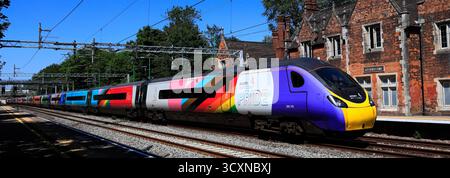 Avanti West Coast 390 119 Pride Lackierzug durch den Bahnhof Atherstone, Long Street, Atherstone, Warwickshire, England, UK Stockfoto