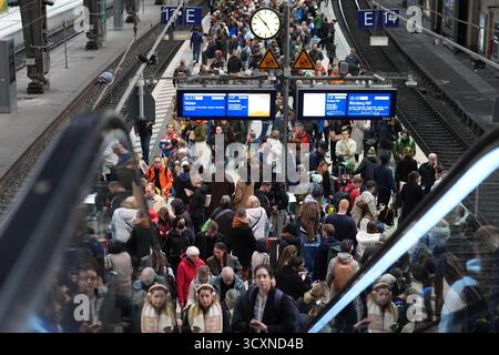 Hamburg, Deutschland. Oktober 2025. Passagiere warten am Bahnsteig auf ihren Zug am Hamburger Hauptbahnhof. Der Bahnverkehr am Hamburger Hauptbahnhof ist seit heute Nachmittag aufgrund von Kabelschäden stark gestört. Dies wurde von der Deutschen Bahn angekündigt. Quelle: Marcus Brandt/dpa/Alamy Live News Stockfoto