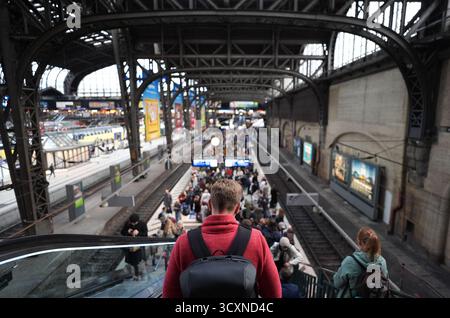Hamburg, Deutschland. Oktober 2025. Passagiere warten am Bahnsteig auf ihren Zug am Hamburger Hauptbahnhof. Der Bahnverkehr am Hamburger Hauptbahnhof ist seit heute Nachmittag aufgrund von Kabelschäden stark gestört. Dies wurde von der Deutschen Bahn angekündigt. Quelle: Marcus Brandt/dpa/Alamy Live News Stockfoto