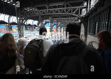 Hamburg, Deutschland. Oktober 2025. Passagiere warten am Bahnsteig auf ihren Zug am Hamburger Hauptbahnhof. Der Bahnverkehr am Hamburger Hauptbahnhof ist seit heute Nachmittag aufgrund von Kabelschäden stark gestört. Dies wurde von der Deutschen Bahn angekündigt. Quelle: Marcus Brandt/dpa/Alamy Live News Stockfoto