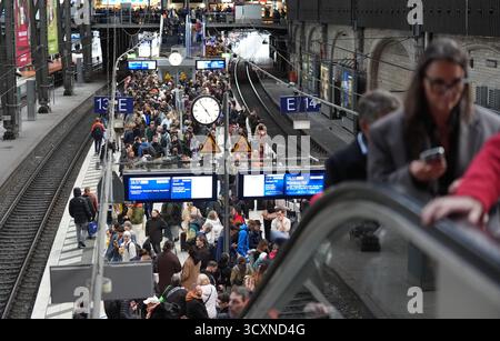 Hamburg, Deutschland. Oktober 2025. Passagiere warten am Bahnsteig auf ihren Zug am Hamburger Hauptbahnhof. Der Bahnverkehr am Hamburger Hauptbahnhof ist seit heute Nachmittag aufgrund von Kabelschäden stark gestört. Dies wurde von der Deutschen Bahn angekündigt. Quelle: Marcus Brandt/dpa/Alamy Live News Stockfoto
