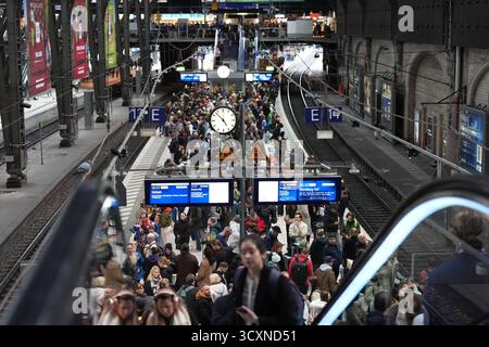 Hamburg, Deutschland. Oktober 2025. Passagiere warten am Bahnsteig auf ihren Zug am Hamburger Hauptbahnhof. Der Bahnverkehr am Hamburger Hauptbahnhof ist seit heute Nachmittag aufgrund von Kabelschäden stark gestört. Dies wurde von der Deutschen Bahn angekündigt. Quelle: Marcus Brandt/dpa/Alamy Live News Stockfoto