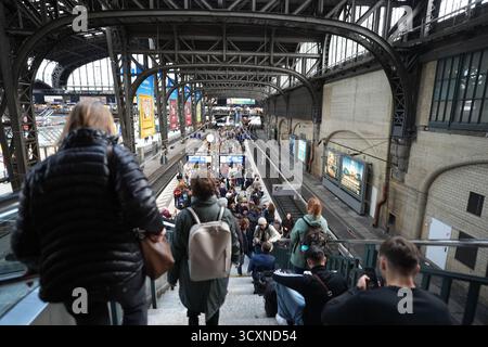 Hamburg, Deutschland. Oktober 2025. Passagiere warten am Bahnsteig auf ihren Zug am Hamburger Hauptbahnhof. Der Bahnverkehr am Hamburger Hauptbahnhof ist seit heute Nachmittag aufgrund von Kabelschäden stark gestört. Dies wurde von der Deutschen Bahn angekündigt. Quelle: Marcus Brandt/dpa/Alamy Live News Stockfoto
