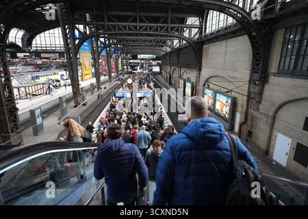 Hamburg, Deutschland. Oktober 2025. Passagiere warten am Bahnsteig auf ihren Zug am Hamburger Hauptbahnhof. Der Bahnverkehr am Hamburger Hauptbahnhof ist seit heute Nachmittag aufgrund von Kabelschäden stark gestört. Dies wurde von der Deutschen Bahn angekündigt. Quelle: Marcus Brandt/dpa/Alamy Live News Stockfoto