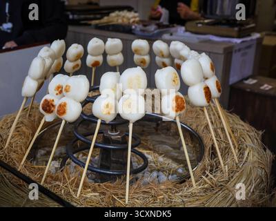 Nahaufnahme gegrillter traditioneller Dango-Reisknödel auf Spießen. Street Food in Tokio, Japan. Stockfoto