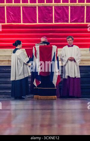 London, Großbritannien. Oktober 2025. Der Sarg am Fuße des Altars im Inneren - Beerdigung Requiem Mass für Feldmarschall Lord Guthrie, Westminster Cathedral, London. Guy Bell/Alamy Live News Stockfoto