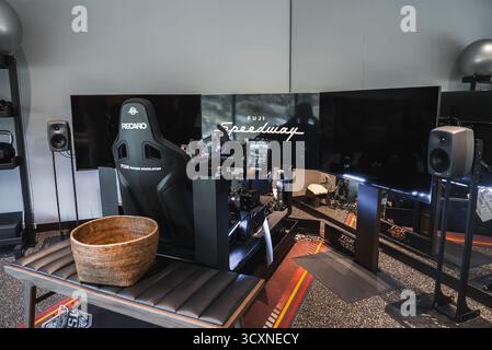 Rennsimulator mit RECARO-Sitz und dreifachen Bildschirmen auf dem Fuji Speedway Stockfoto