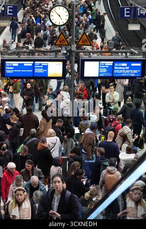 Hamburg, Deutschland. Oktober 2025. Passagiere warten am Bahnsteig auf ihren Zug am Hamburger Hauptbahnhof. Der Bahnverkehr am Hamburger Hauptbahnhof ist seit heute Nachmittag aufgrund von Kabelschäden stark gestört. Dies wurde von der Deutschen Bahn angekündigt. (RECROP) Guthaben: Marcus Brandt/dpa/Alamy Live News Stockfoto