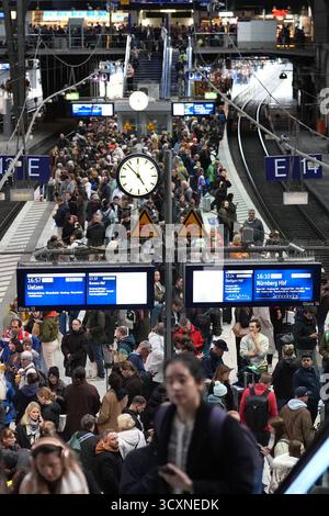 Hamburg, Deutschland. Oktober 2025. Passagiere warten am Bahnsteig auf ihren Zug am Hamburger Hauptbahnhof. Der Bahnverkehr am Hamburger Hauptbahnhof ist seit heute Nachmittag aufgrund von Kabelschäden stark gestört. Dies wurde von der Deutschen Bahn angekündigt. (RECROP) Guthaben: Marcus Brandt/dpa/Alamy Live News Stockfoto