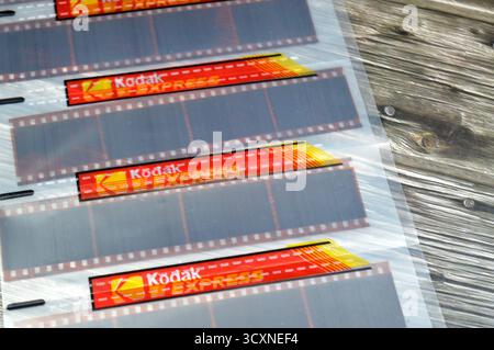 Kairo, Ägypten, 12. Oktober 2025: Kodak-Filmnegative, die in der analogen Fotografie verwendet werden, Filmnegative sind Filmstreifen, denen man ausgesetzt wurde Stockfoto