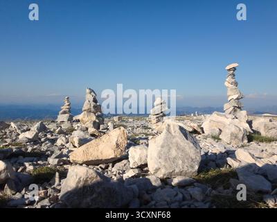 Gestapelte Steinhügel auf dem Rocky Mountain Plateau Stockfoto