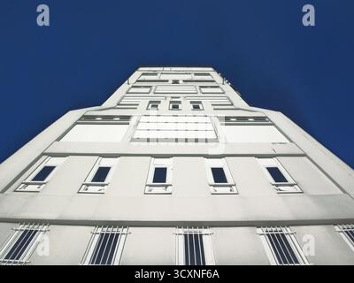 Modernes weißes Gebäude mit Blick von unten auf den blauen Himmel Stockfoto