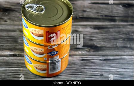Kairo, Ägypten, 9. Oktober 2025: Dolphin Thunfisch fest, Dosenware aus Premium-Thunfisch, verkauft in festen Stücken statt Flocken oder Stückchen, vielseitig, Stockfoto