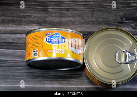 Kairo, Ägypten, 9. Oktober 2025: Dolphin Thunfisch fest, Dosenware aus Premium-Thunfisch, verkauft in festen Stücken statt Flocken oder Stückchen, vielseitig, Stockfoto