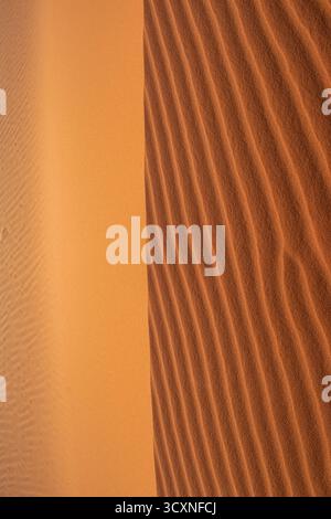 Merzouga, Marokko: Nahaufnahme und Details der Dünen von Erg Chebbi, einer Düne in der Sahara, Sandkörner, die bei Sonnenuntergang kleine Wellen auf den Dünen bilden Stockfoto