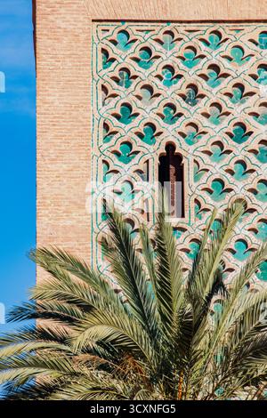 Marrakesch: Details der historischen Kasbah-Moschee (Moulay al-Yazid-Moschee), die 1185–1190 n. Chr. vom Almohaden-Herrscher Yaqub al-Mansur im Bezirk Kasbah erbaut wurde Stockfoto