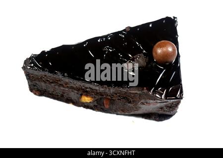 Fudge Cake Slice mit einer Schokoladenkugel, ein Schokoladenkuchen mit einer Konsistenz, einem Geschmack oder einem Reichtum, der an Fudge erinnert, ein mit mel aromatisierter Kuchen Stockfoto