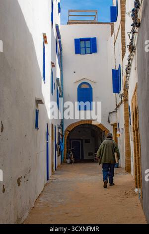 Marokko: Man wandert in den Gassen von Essaouira (Mogador), einer Hafenstadt in der westlichen marokkanischen Region Marrakesch-Safi, an der Atlantikküste Stockfoto