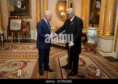 König Karl III. Während einer Audienz mit dem Präsidenten der Fidschi-Stadt Naiqama Lalabalavu im Buckingham Palace, London. Bilddatum: Mittwoch, 15. Oktober 2025. Stockfoto