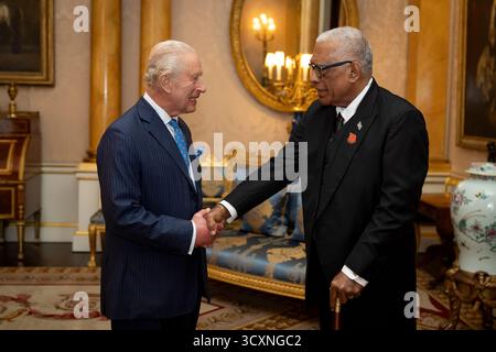 König Karl III. Während einer Audienz mit dem Präsidenten der Fidschi-Stadt Naiqama Lalabalavu im Buckingham Palace, London. Bilddatum: Mittwoch, 15. Oktober 2025. Stockfoto