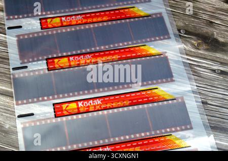 Kairo, Ägypten, 12. Oktober 2025: Kodak-Filmnegative, die in der analogen Fotografie verwendet werden, Filmnegative sind Filmstreifen, denen man ausgesetzt wurde Stockfoto