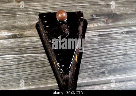 Fudge Cake Slice mit einer Schokoladenkugel, ein Schokoladenkuchen mit einer Konsistenz, einem Geschmack oder einem Reichtum, der an Fudge erinnert, ein mit mel aromatisierter Kuchen Stockfoto