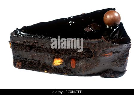 Fudge Cake Slice mit einer Schokoladenkugel, ein Schokoladenkuchen mit einer Konsistenz, einem Geschmack oder einem Reichtum, der an Fudge erinnert, ein mit mel aromatisierter Kuchen Stockfoto