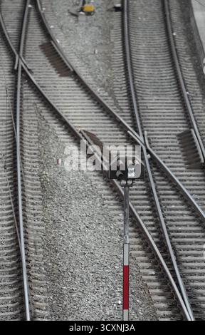 Hamburg, Deutschland. Oktober 2025. Leere Gleise sind am Hamburger Hauptbahnhof zu sehen. Der Bahnverkehr am Hamburger Hauptbahnhof ist seit heute Nachmittag aufgrund von Kabelschäden stark gestört. Dies wurde von der Deutschen Bahn angekündigt. Quelle: Marcus Brandt/dpa/Alamy Live News Stockfoto