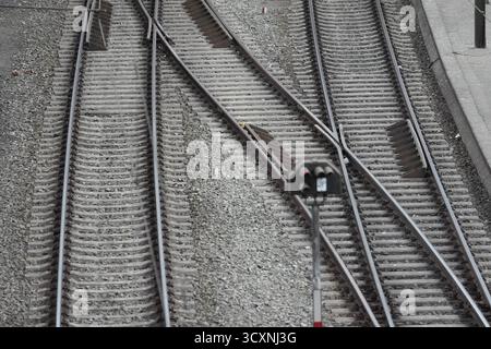 Hamburg, Deutschland. Oktober 2025. Leere Gleise und eine Umsteigung sind am Hamburger Hauptbahnhof zu sehen. Der Bahnverkehr am Hamburger Hauptbahnhof ist seit heute Nachmittag aufgrund von Kabelschäden stark gestört. Dies wurde von der Deutschen Bahn angekündigt. Quelle: Marcus Brandt/dpa/Alamy Live News Stockfoto