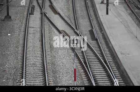 Hamburg, Deutschland. Oktober 2025. Leere Gleise und eine Umsteigung sind am Hamburger Hauptbahnhof zu sehen. Der Bahnverkehr am Hamburger Hauptbahnhof ist seit heute Nachmittag aufgrund von Kabelschäden stark gestört. Dies wurde von der Deutschen Bahn angekündigt. Quelle: Marcus Brandt/dpa/Alamy Live News Stockfoto