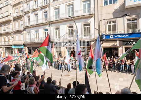 Vigo, Spanien. Oktober 2025. Eine Kundgebung zur Verteidigung der Menschenrechte in Palästina, ausgelöst durch den Völkermord der israelischen Regierung, organisiert von Gewerkschaften im ganzen Land, die zu einem Generalstreik zur Teilnahme an den Protesten aufrufen. Quelle: Xan Gasalla/Alamy Live News Stockfoto