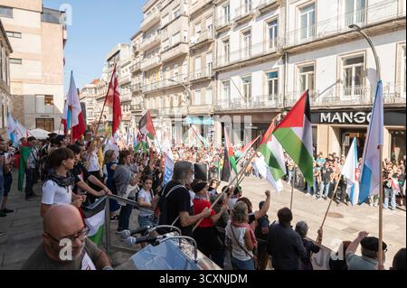 Vigo, Spanien. Oktober 2025. Eine Kundgebung zur Verteidigung der Menschenrechte in Palästina, ausgelöst durch den Völkermord der israelischen Regierung, organisiert von Gewerkschaften im ganzen Land, die zu einem Generalstreik zur Teilnahme an den Protesten aufrufen. Quelle: Xan Gasalla/Alamy Live News Stockfoto