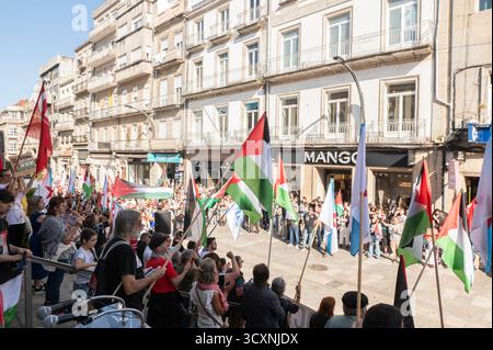 Vigo, Spanien. Oktober 2025. Eine Kundgebung zur Verteidigung der Menschenrechte in Palästina, ausgelöst durch den Völkermord der israelischen Regierung, organisiert von Gewerkschaften im ganzen Land, die zu einem Generalstreik zur Teilnahme an den Protesten aufrufen. Quelle: Xan Gasalla/Alamy Live News Stockfoto