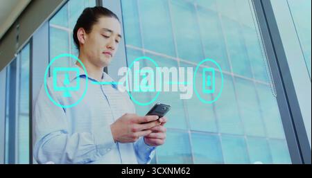 Smartphone mit asiatischem Profi, der türkisfarbene Netzwerksymbole im Fenster des Büroturms anzeigt Stockfoto