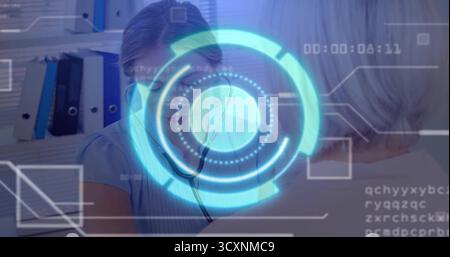 Das Stethoskop wird in der Praxis mit HUD-Projektion auf die Brust des Patienten gedrückt Stockfoto