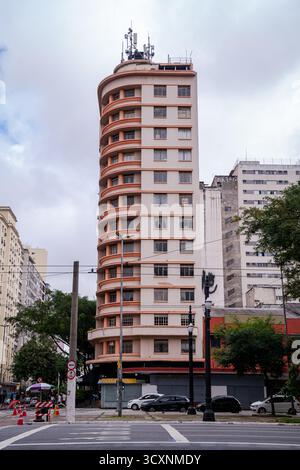 Das Edifício Marumby, ein markantes Gebäude im Viertel Liberdade in São Paulo, Brasilien, an einem bewölkten Tag Stockfoto