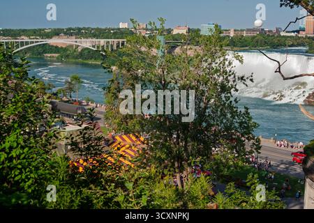 Niagara Lake von der kanadischen Seite aus gesehen, mit den amerikanischen Wasserfällen in der Ferne und der Rainbow Bridge über den Niagara River im Hintergrund. Stockfoto