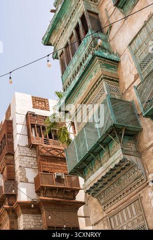Hölzerne Balkone im historischen Zentrum von Al Balad in Dschidda, typisch für Hijazi-Architektur Stockfoto