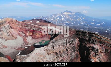 Aus der Vogelperspektive des Vulkankratersees gorely in kamtschatka. Medien Stockfoto