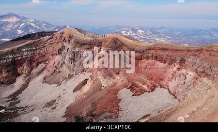 Luftaufnahme des Vulkankraters gorely in kamtschatka. Medien Stockfoto