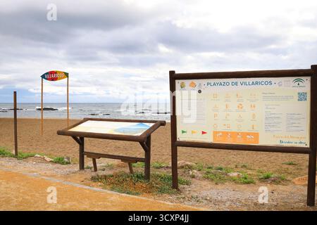 Villaricos, Almeria, Spanien - 11. Oktober 2025: Der Playazo Strand in Villaricos Stadt an einem bewölkten Tag Stockfoto