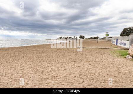Villaricos, Almeria, Spanien - 11. Oktober 2025: Der Playazo Strand in Villaricos Stadt an einem bewölkten Tag Stockfoto